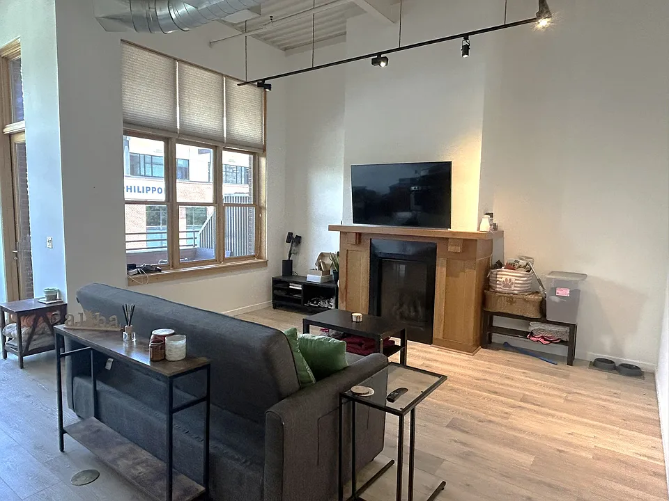 231 Robinson St #202
