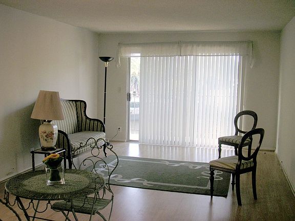 2nd image of 2121 Ocean Park Blvd APT 3