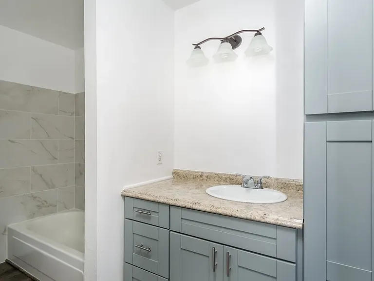 279 Moss St #8 — Photo 7