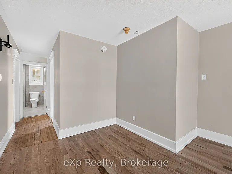 31 Waterloo St S — Photo 14