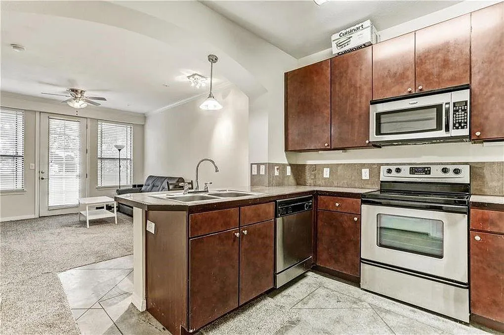 2 bed, 2.0 bath, 879 sqft, $1,950 — Photo 2