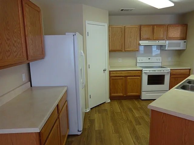 3 bed, 2.0 bath, 1379 sqft, $1,820 — Photo 2