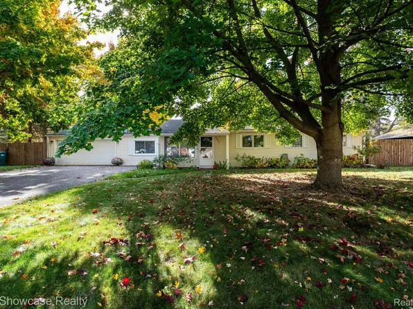 4595 Oakvista Ave, Clarkston, MI 48346