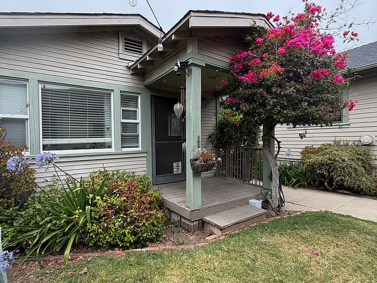 328 W Victoria St — Photo 2