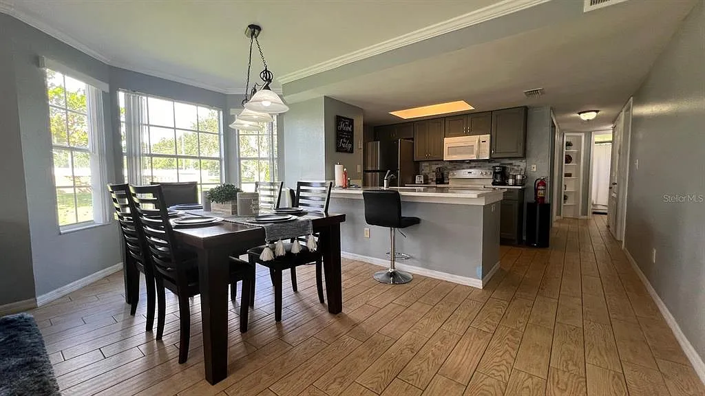 3 bed, 2.0 bath, 1220 sqft, $2,100 — Photo 3