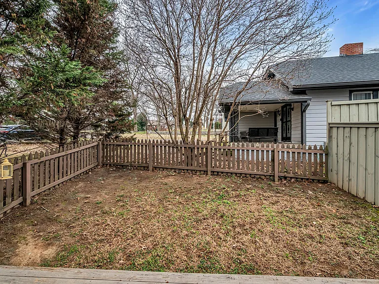 921 Hillview Hts — Photo 36