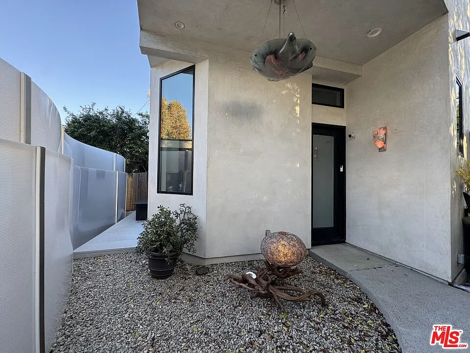 1 bed, 2.0 bath, 1200 sqft, $4,895 — Photo 2
