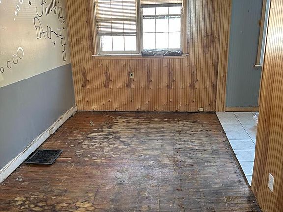 3rd image of 1213 Crestview Rd