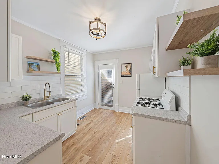 308 Dock St #LOWER — Photo 23
