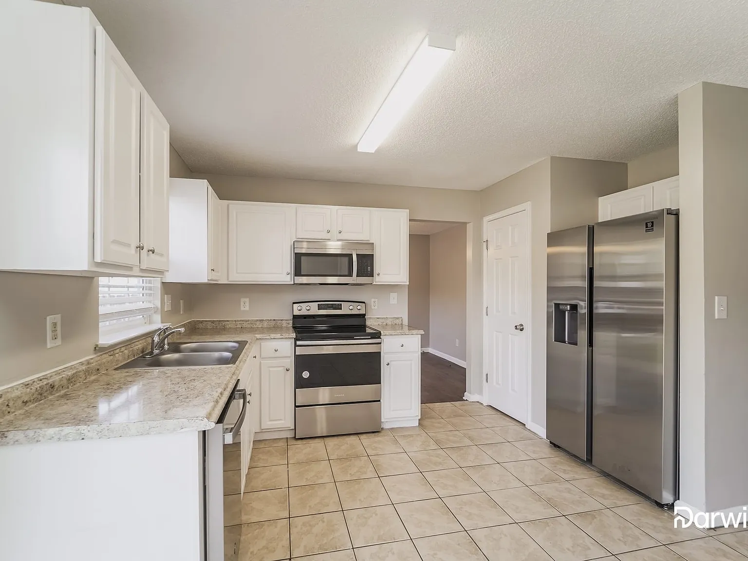 3 bed, 2.5 bath, 1600 sqft, $2,135 — Photo 3