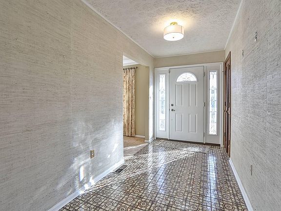 5th image of 511 Knob Hill Ct