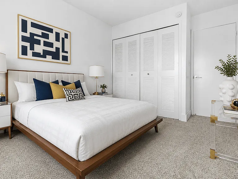 Bloomfield Square Apartments - Auburn Hills, MI — Photo 15