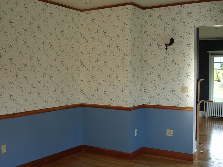 Dining Room
Entrance to Living Room to the Right