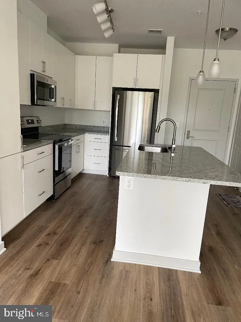 1 bed, 763 sqft, $2,300 — Photo 4