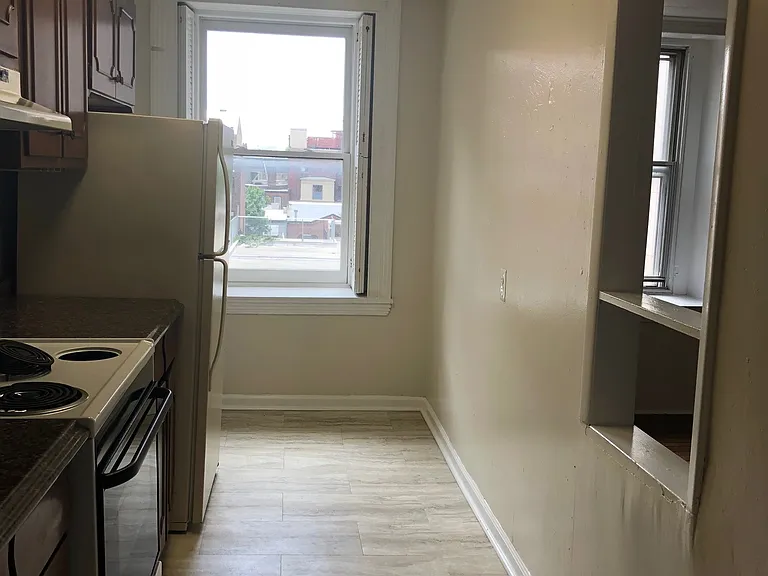 2025 Walnut St — Photo 4