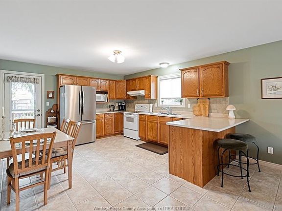5th image of 141 Railway Ct