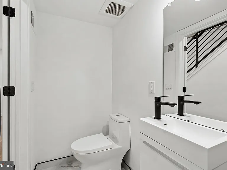 2209 Montrose St — Photo 41