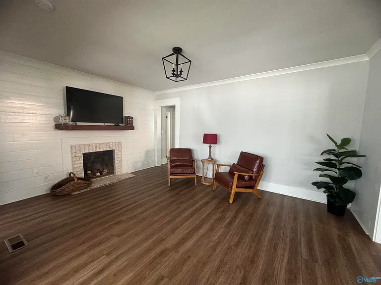 208 Surrey Rd SW — Photo 8