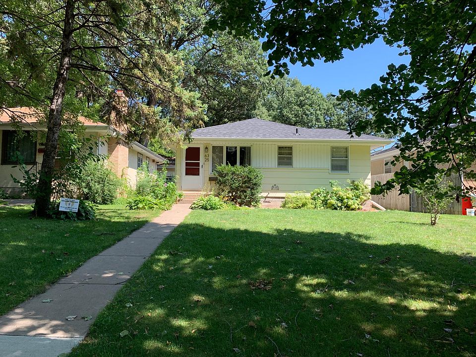 Front yard. Now has fence and gate on both left and right side of home.
