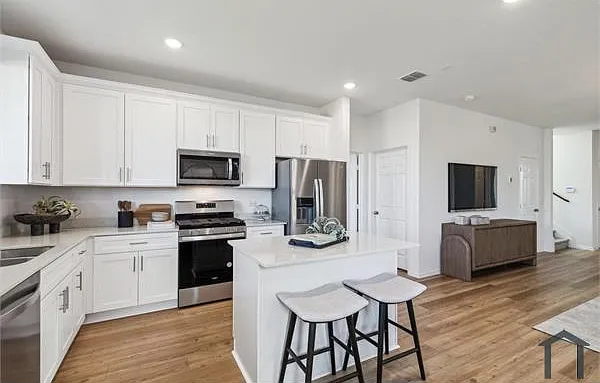 5 bed, 2520 sqft, $3,299 — Photo 4