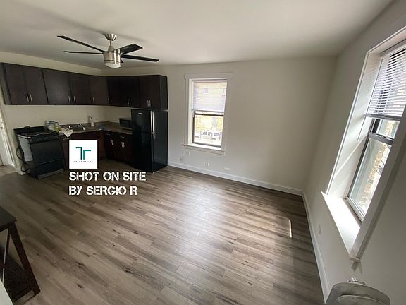 3rd image of 3933 N Clarendon Ave #500