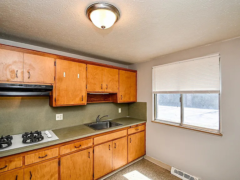 818 S Green Rd — Photo 11