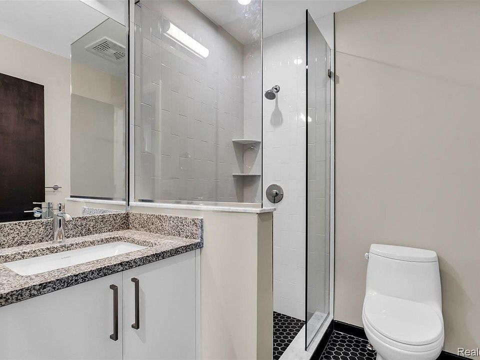 438 Selden St Unit 202, photo 20