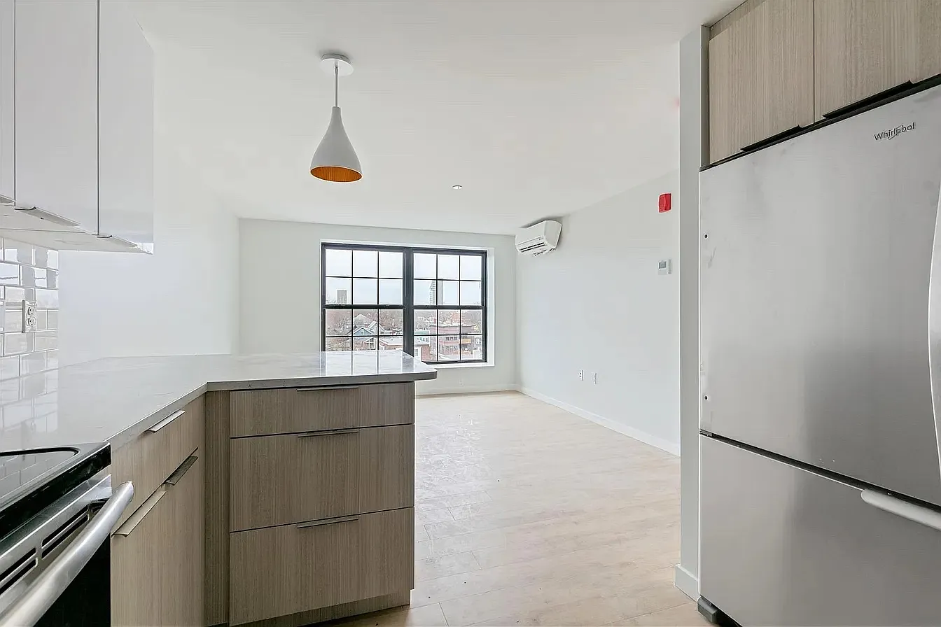 2 bed, 700 sqft, $4,050 — Photo 3