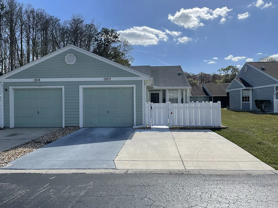 12512 Knollbrook Ln