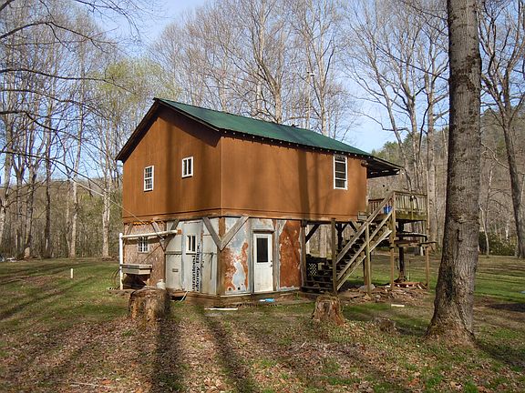 3rd image of 492 Riverbank Dr