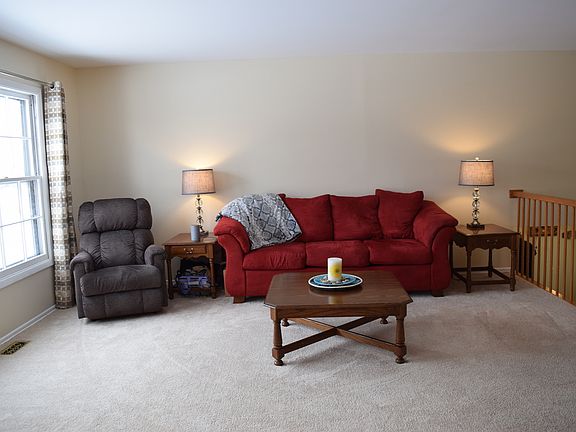4th image of 708 W Brittany Dr