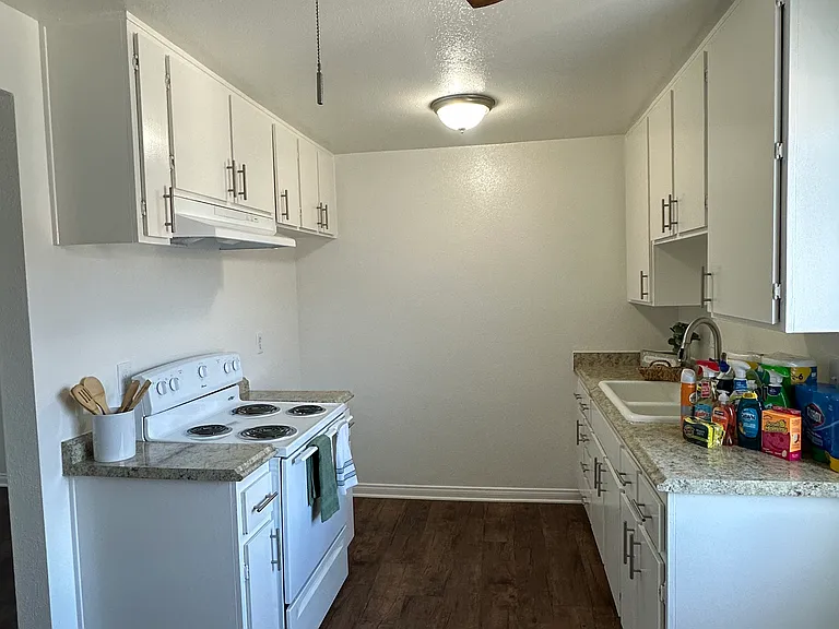 16205 Woodruff Ave — Photo 9