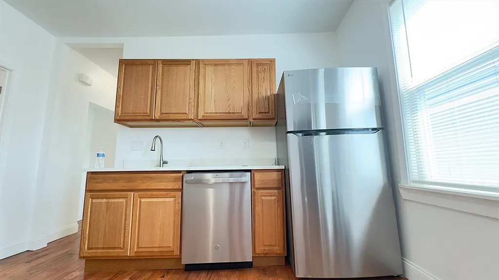 3 bed, 1.0 bath, 1500 sqft, $3,300 — Photo 4