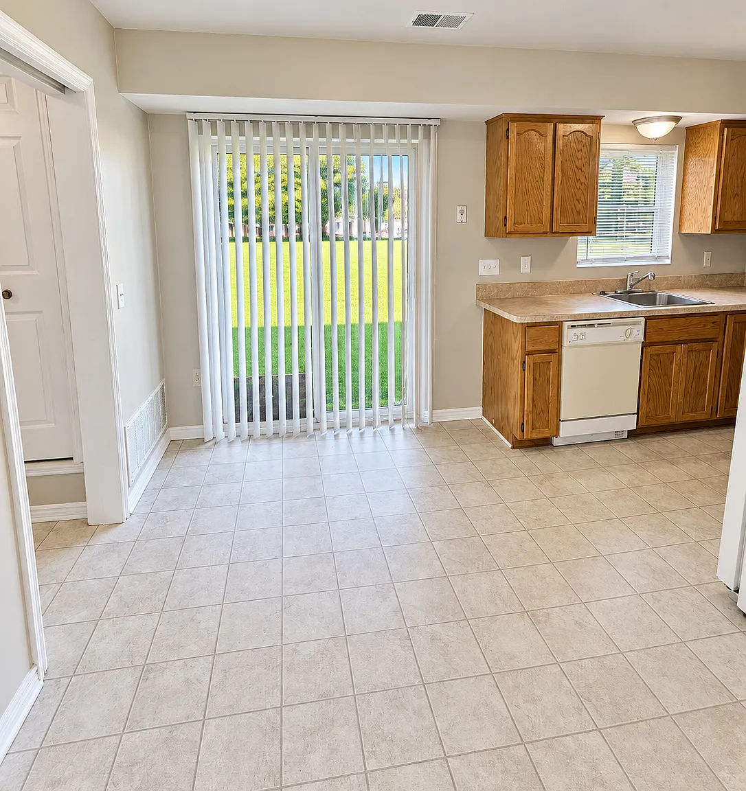 1st Floor Condo w/ Large Living Room "New Carpet" "Freshly Painted" w/ Eat In Kitchen and All App... — Photo 4