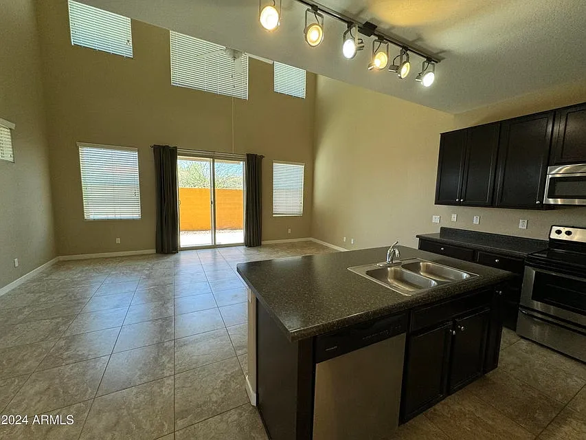 2 bed, 2.5 bath, 1256 sqft, $2,000 — Photo 2
