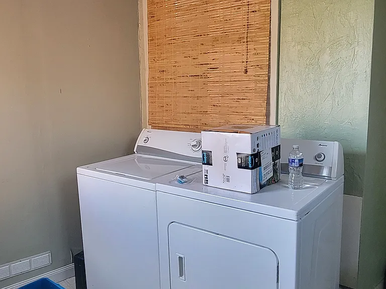 2323 Sarah St — Photo 12