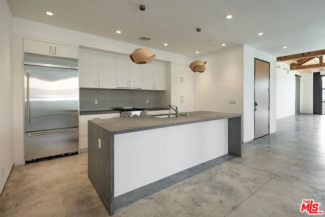 2 bed, 2.5 bath, 2306 sqft, $11,900 — Photo 3