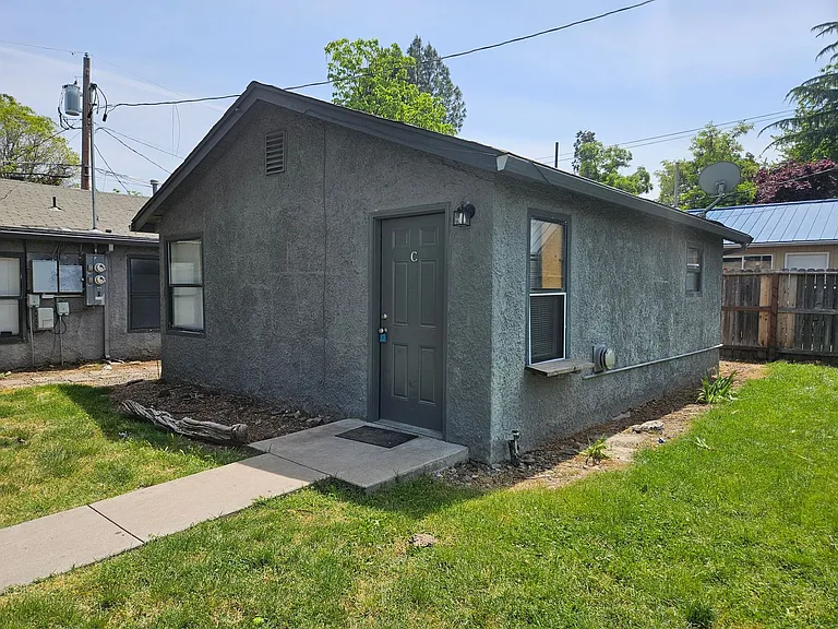 323 Chestnut Ave — Photo 1