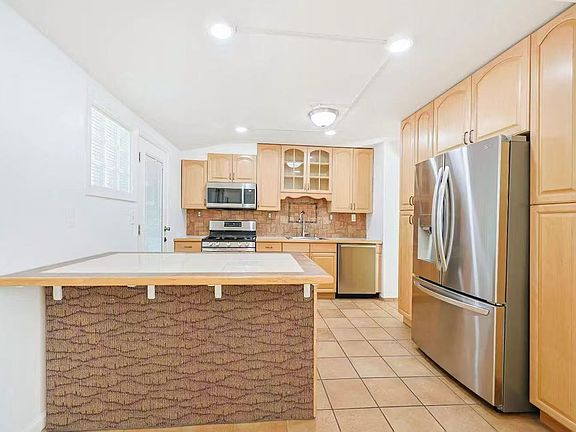 4th image of 15 Mayflower Ln
