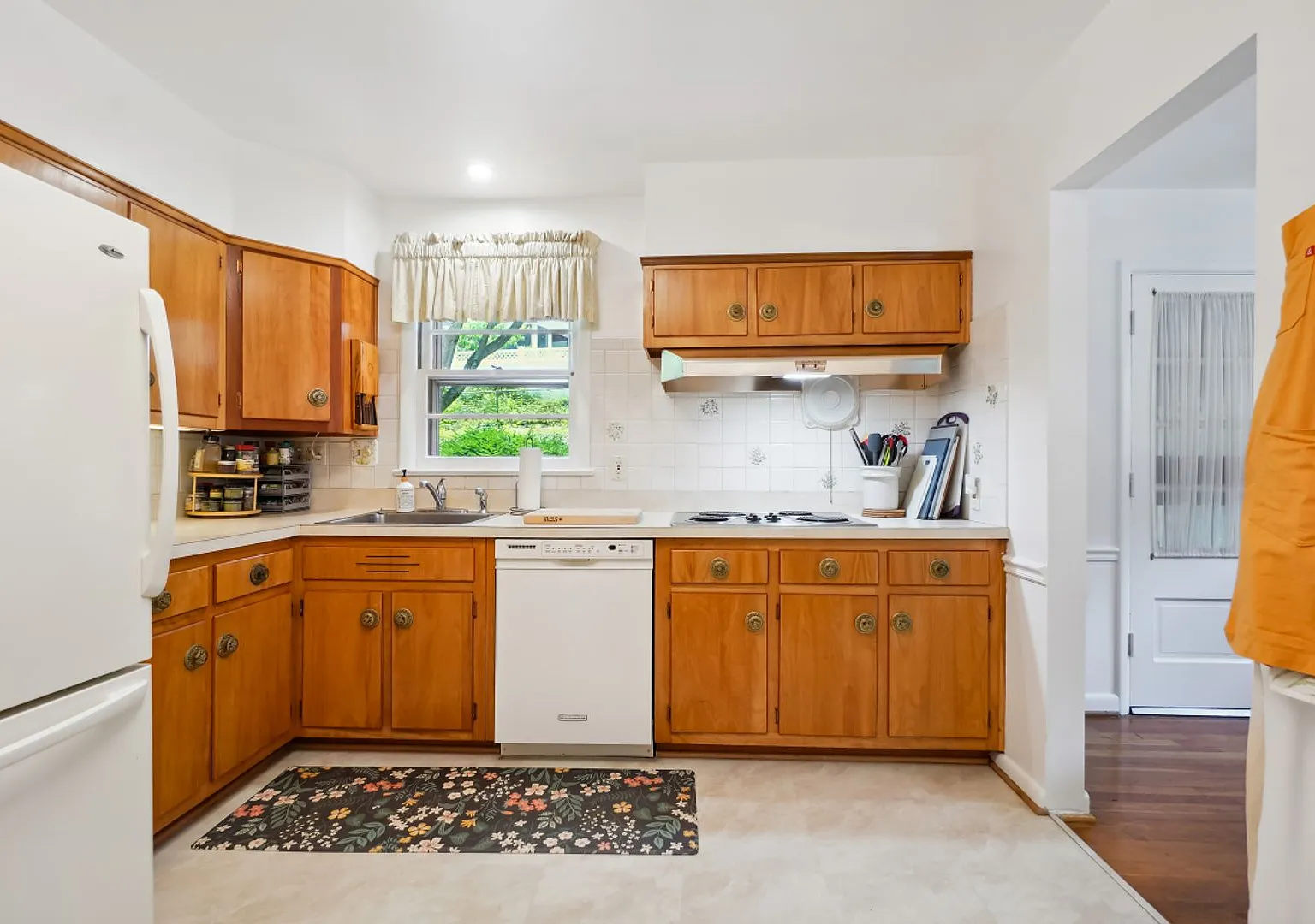 Spacious 4 Bedroom 3 Bath Split Level Home On Large Lot In Rosemary Hills! — Photo 3
