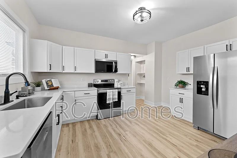 3 bed, 2.0 bath, 1300 sqft, $1,800 — Photo 3