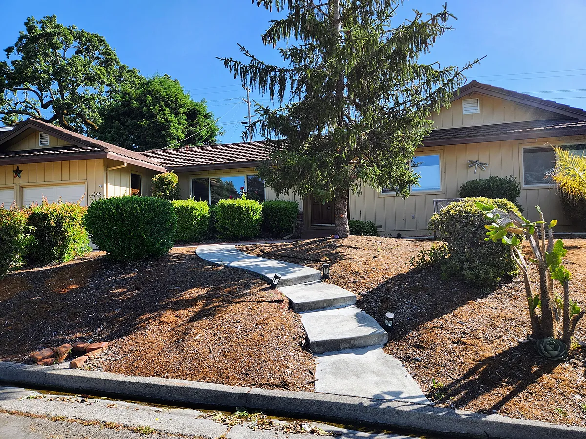 Building Photo - 2308 Eastwood Dr