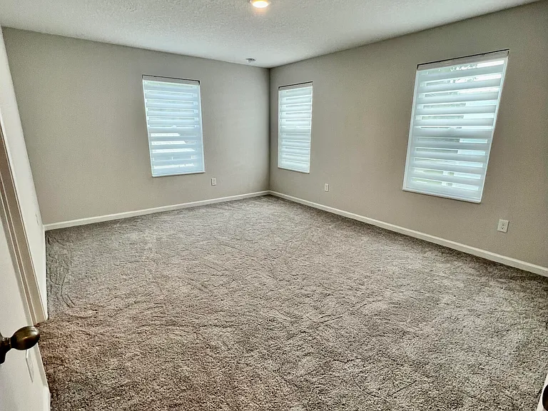535 S Woodlawn St — Photo 7