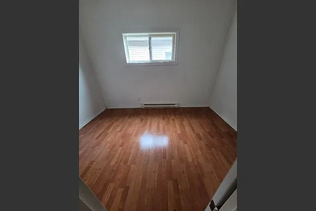 10 bed, $2,500 — Photo 1