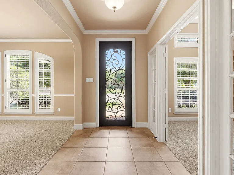 627 Seymour Dr — Photo 3