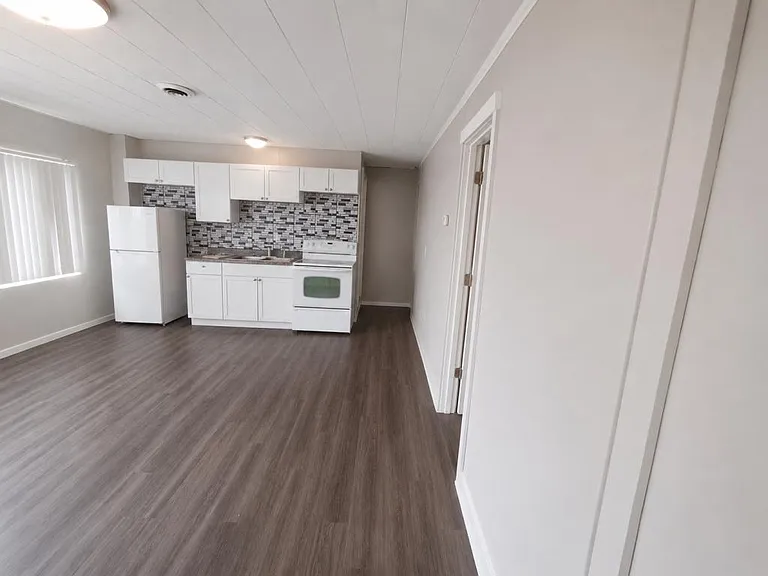 304 10th Ave NE #5 — Photo 2