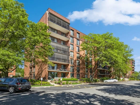 125 Acacia Cir Unit 210, La Grange, IL 60525