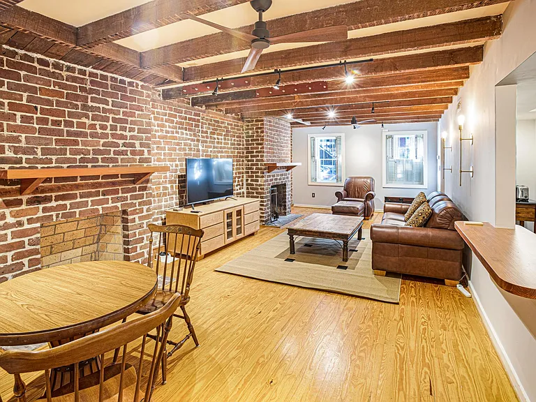 220 E Taylor St — Photo 2