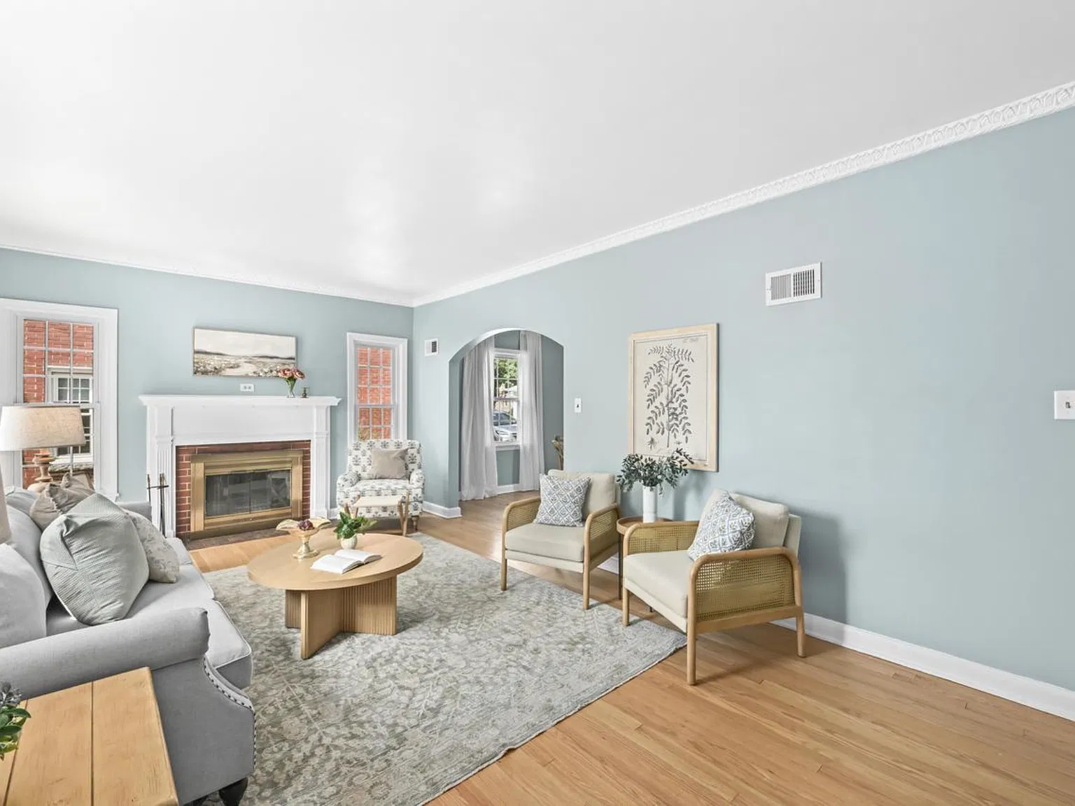3 bed, 1.5 bath, 1309 sqft, $2,000 — Photo 2
