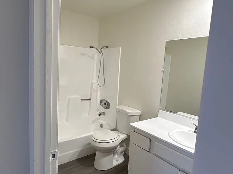 Woodman Apartments — Photo 6